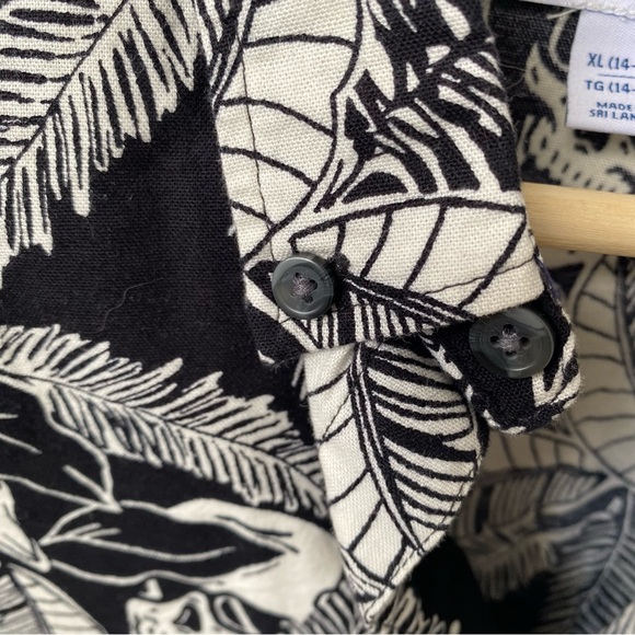 BNWT Old Navy Plants and Skulls Button Up Top! - Picture 7 of 7